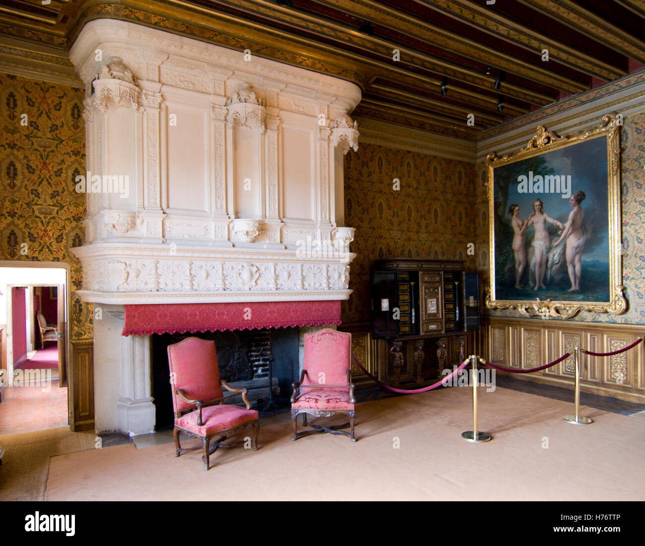 Kamin, 2 Stühle und Gemälde im Cahteau Chenonceau; twi chairs at huge fireplase and painting in Chenonceau castle Stock Photo