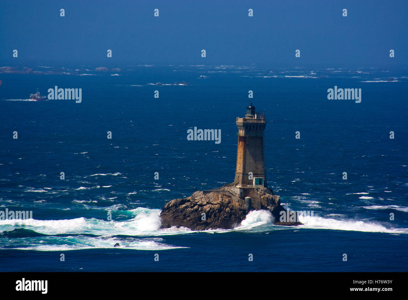 'La Vieille', Leuchtturm  vom Pointe-du-Raz, view of -Vieille-Lighthouse from ointe-du-Raz, Ile-de-Sein in background Stock Photo