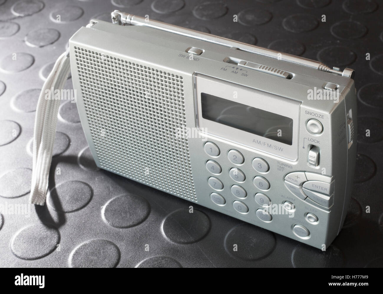 Radio that runs on battery power that can hear broadcast and shortwave
