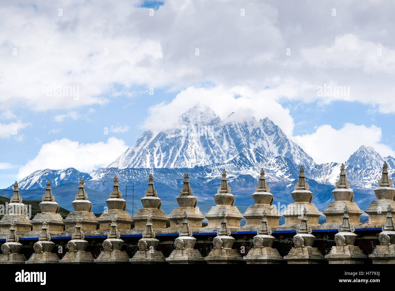 Temple, Yala Holy Mountain, Western Sichuan, China Stock Photo