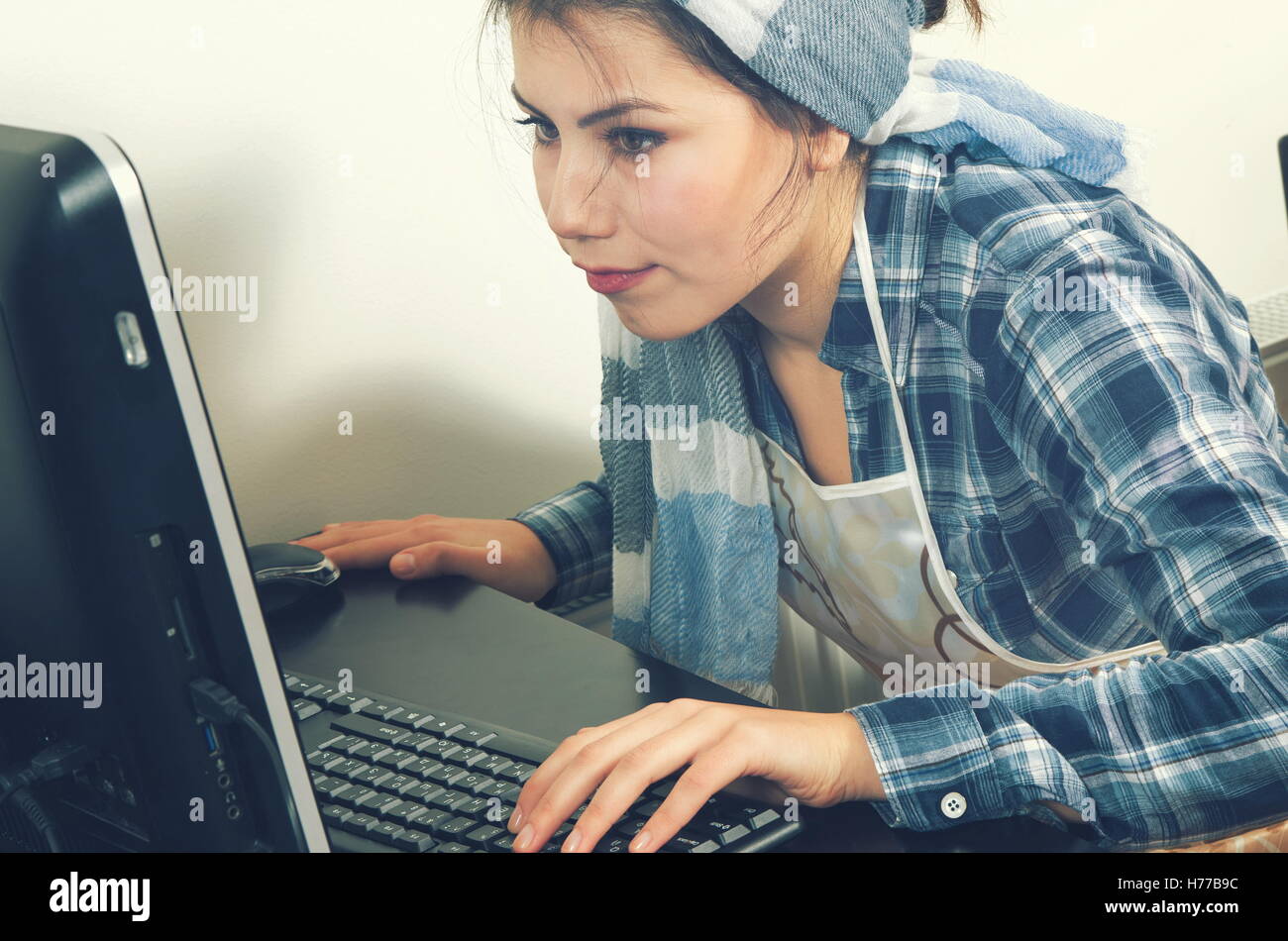 house wife using the computer Stock Photo - Alamy