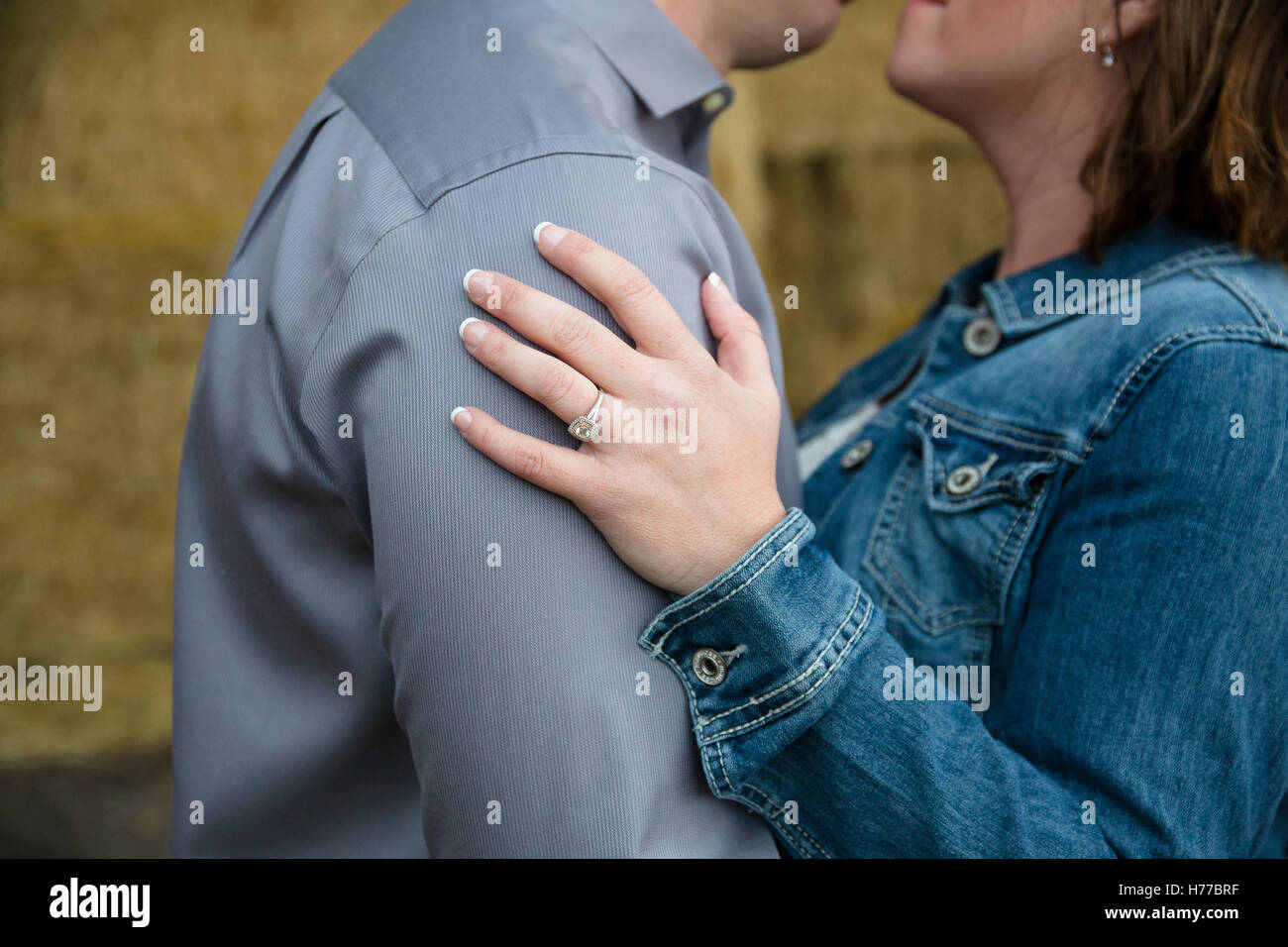 Couple kissing close up hi-res stock photography and images - Alamy