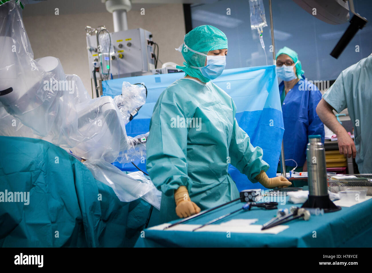 Robotic surgery instruments hires stock photography and images Alamy