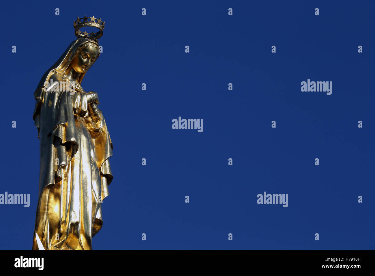 Stature of mary hi-res stock photography and images - Alamy