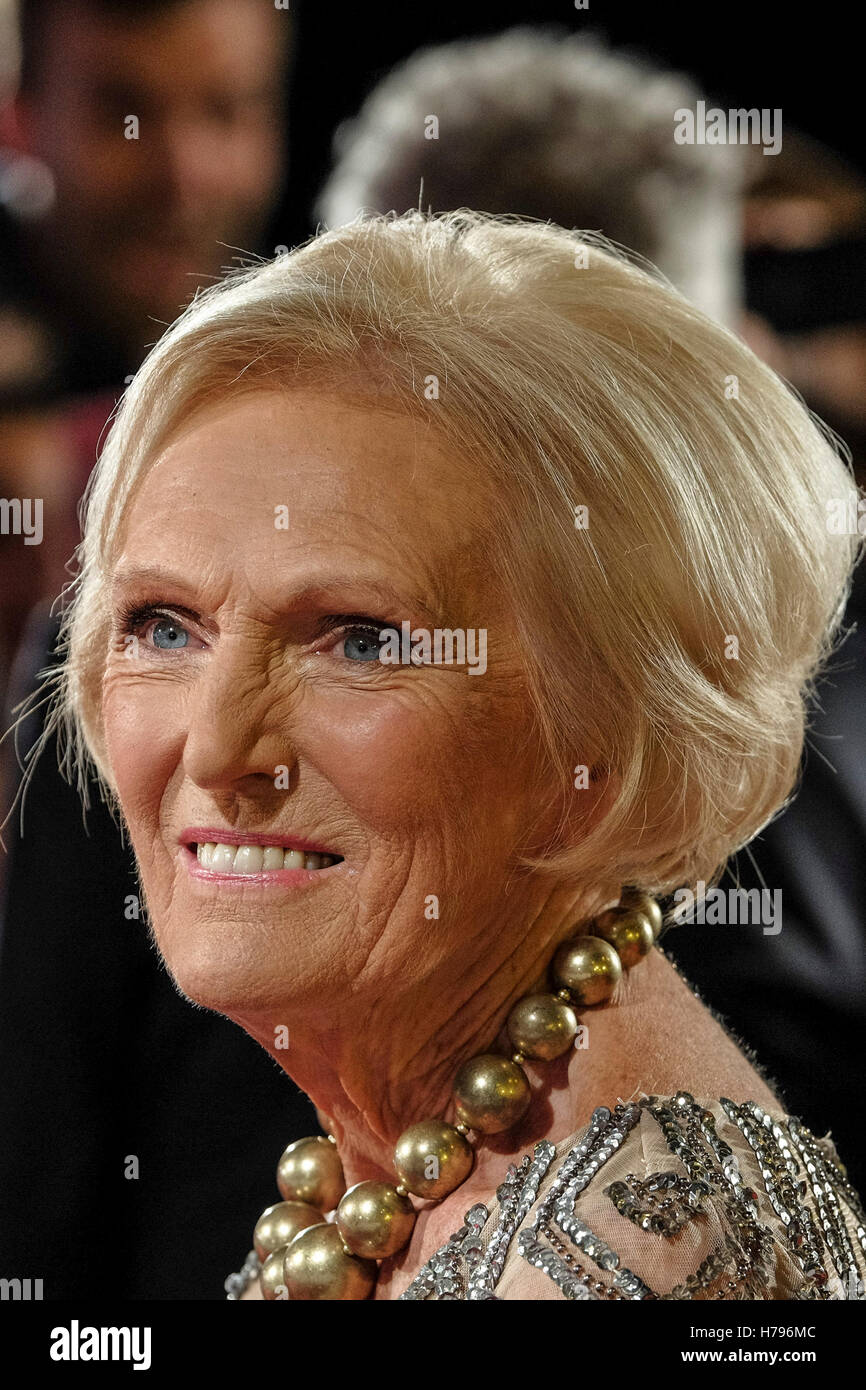 Mary Berry arrives on the Red Carpet for the Daily Mirror Pride of Britain Awards on 31/10/2016 at The Grosvenor House Hotel, London. Pictured: Mary Berry. Picture by Julie Edwards. Stock Photo