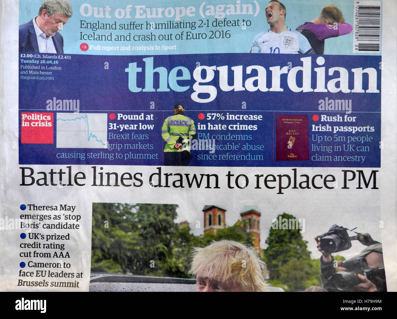 "Battle lines drawn to replace PM"  Guardian newspaper headlines 28 June 2016 after Prime Minister David Cameron's resignation London UK Stock Photo
