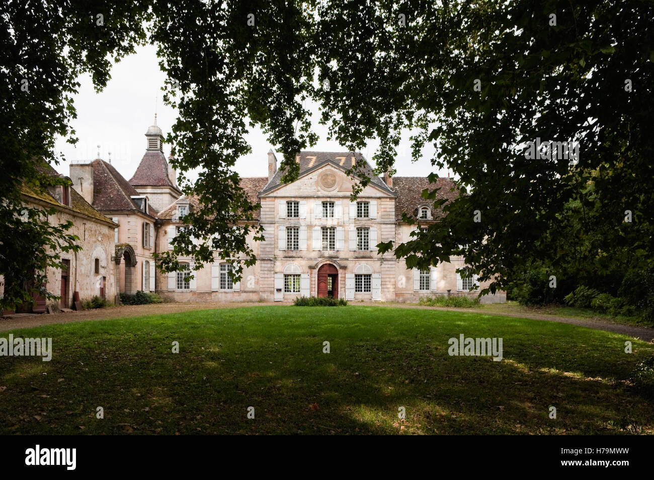 Courtyard garden of 18th century Chateau de Cussigny, Cote d'Or, Bourgogne, France Stock Photo