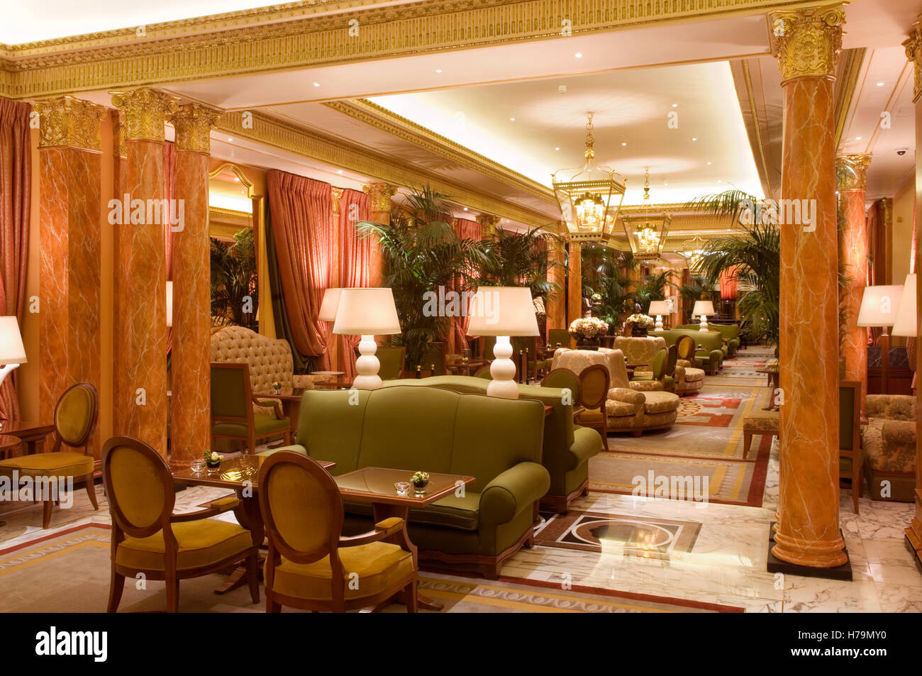 Large mirrored wall reflecting cocktail bar at the Dorchester hotel, Mayfair, London, UK Stock