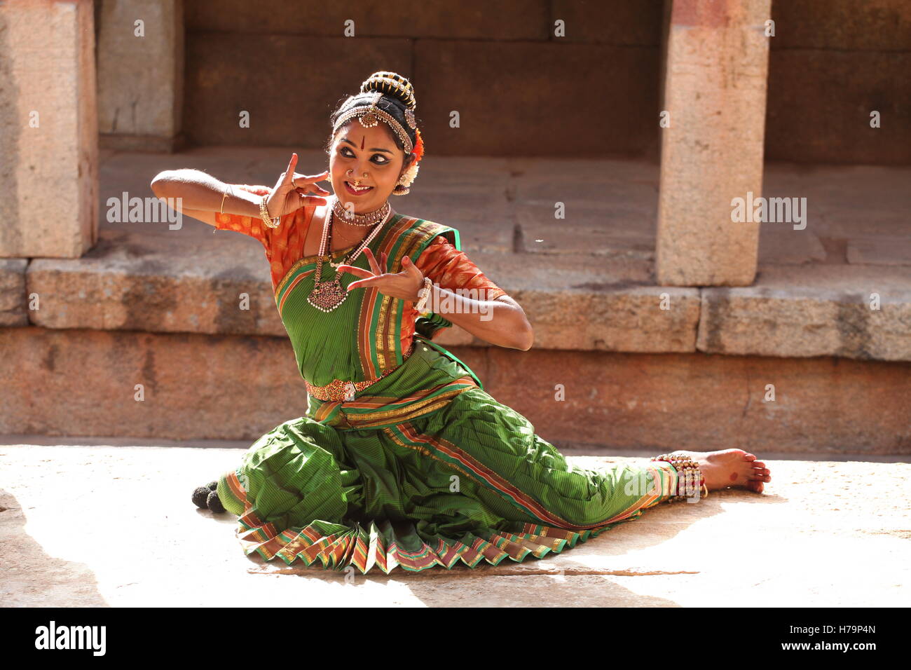 Kuchipudi dancer in a nritta pose. | Indian classical dance, Bharatanatyam  poses, Indian classical dancer