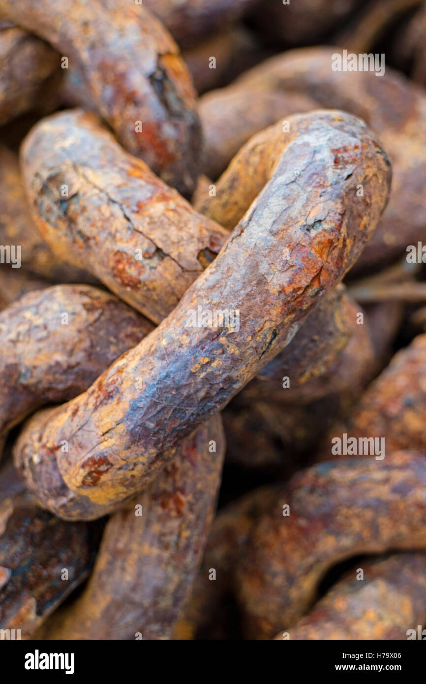 Rusty steel chain links Stock Photo - Alamy