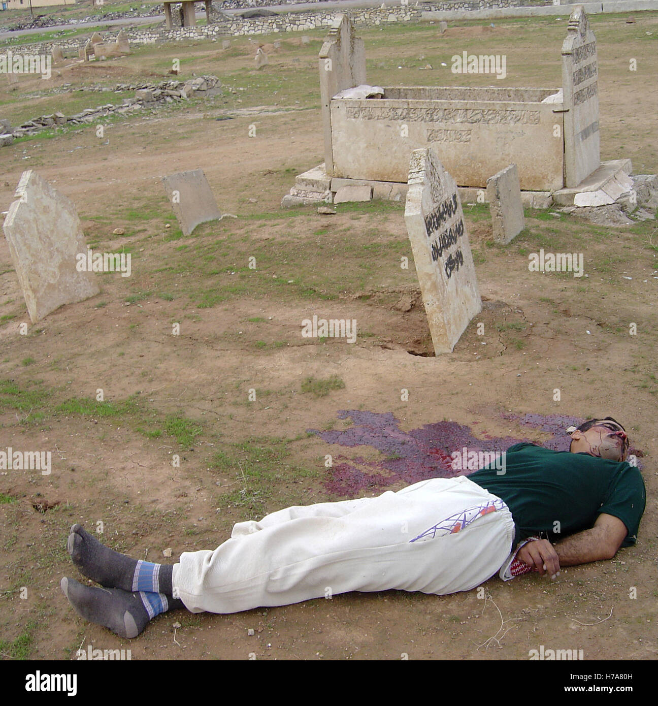 26th November 2004 The body of a member of the Iraqi National Guard, dumped by insurgents in a cemetery in Mosul, northern Iraq. Stock Photo