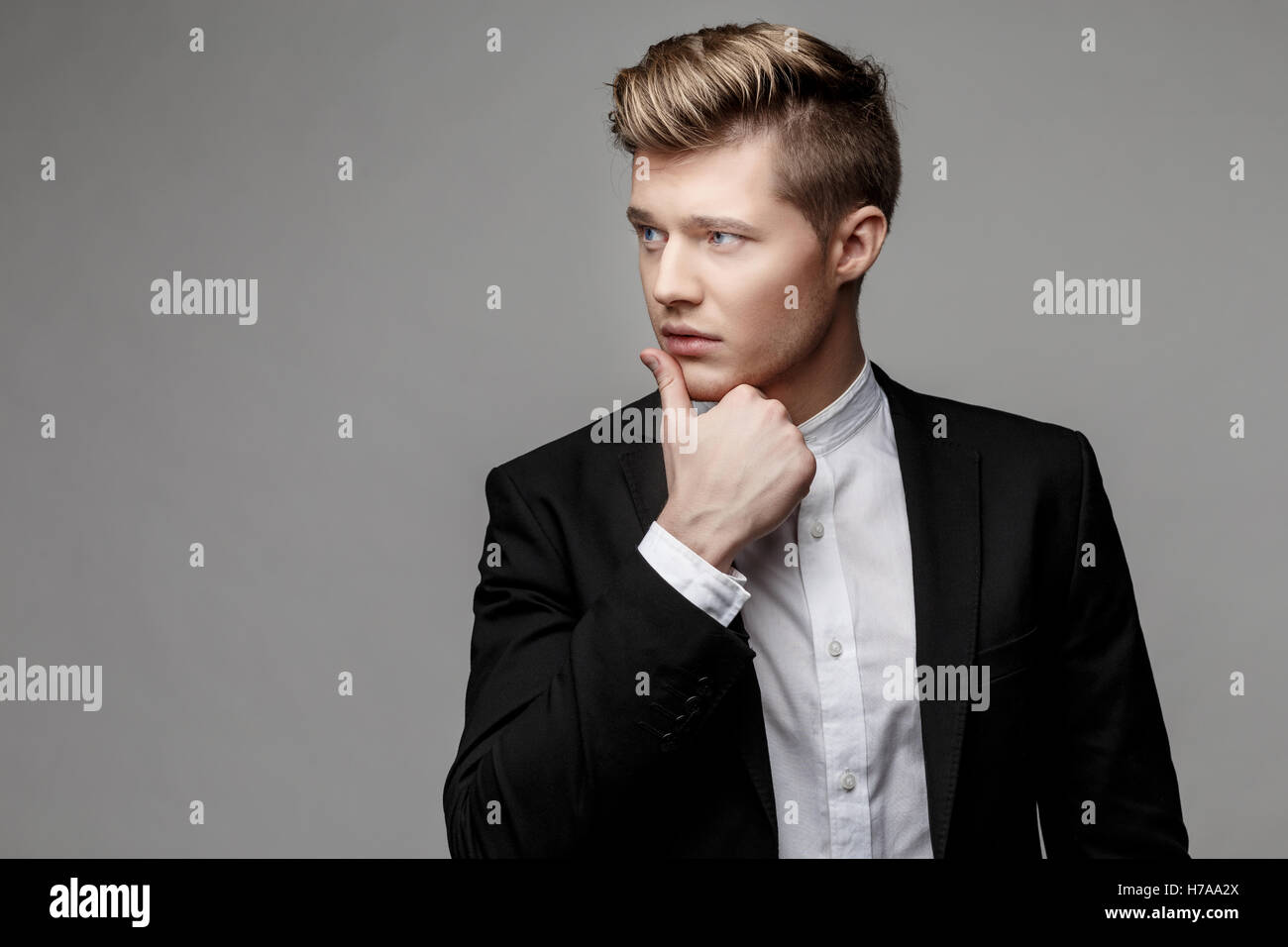 Portrait of a young handsome business man Stock Photo - Alamy