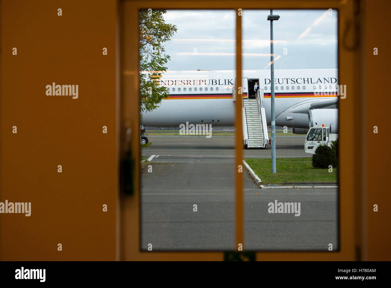 The Airbus A340 'Konrad Adenauer' of the German Air Force can be seen through a window in the military sector of Tegel Airport in berlin, Germyn, 29 October 2016. Photo: GREGOR FISCHER/dpa Stock Photo