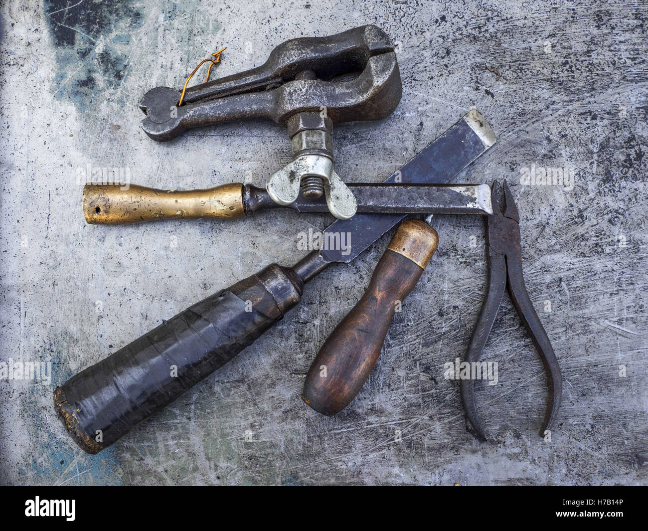 Old rusty small tools on metal background. 3rd Nov, 2016. Selective ...