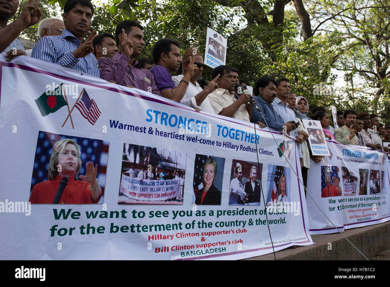 Dhaka, Bangladesh. 3rd Nov, 2016. A group of people made human chain to support of democratic US presidential candidate Hillary Clinton in front of press-club, Dhaka, Bangladesh, on November 03, 2016. Credit:  zakir hossain chowdhury zakir/Alamy Live News Stock Photo