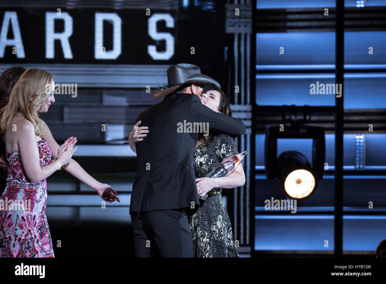 Nashville, Tennessee, USA. 2nd Nov, 2016. Lori McKenna accepting the