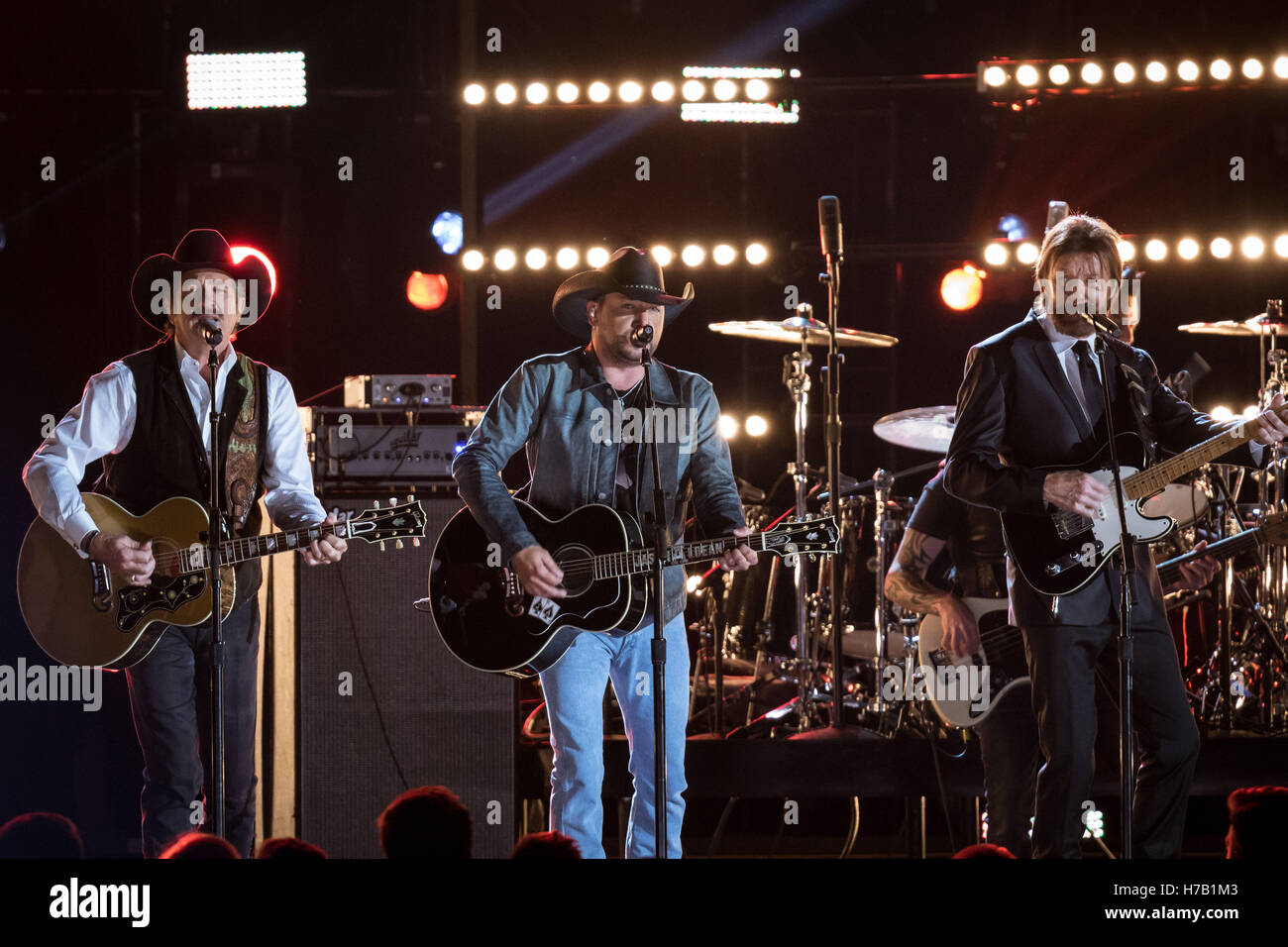 Nashville, Tennessee, USA. 2nd Nov, 2016. Jason Aldean with Brooks & Dunn performing at the 50th