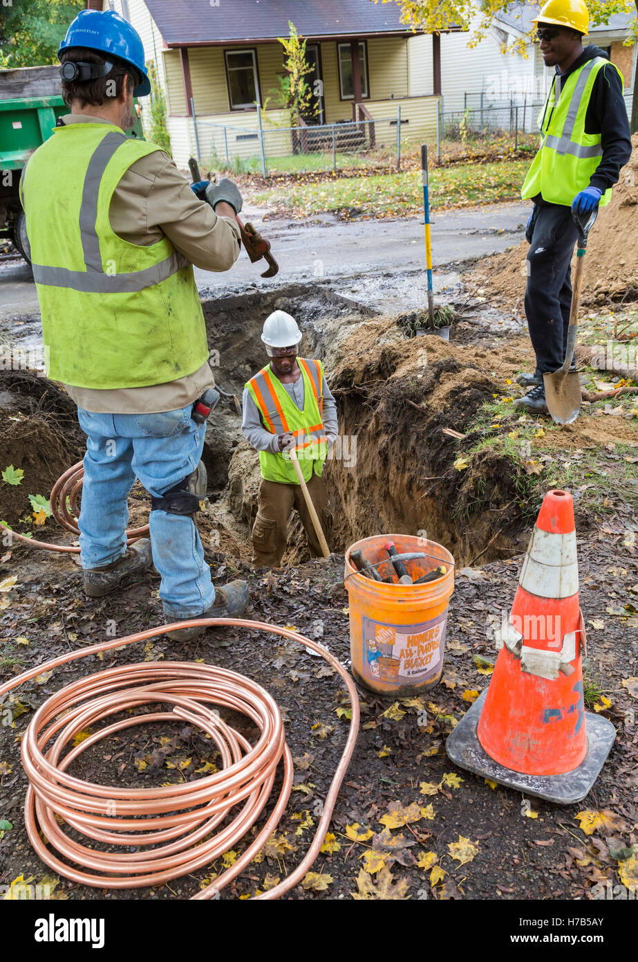 Flint, Michigan, USA. 3rd November, 2016. Large scale replacement of lead and galvanized steel water service lines begins. The city hopes to replace pipes to 800 homes this fall. Flint's water supply became contaminated with lead after state officials decided in 2014 to take the city's drinking water from the Flint River without adequate treatment. Credit:  Jim West/Alamy Live News Stock Photo