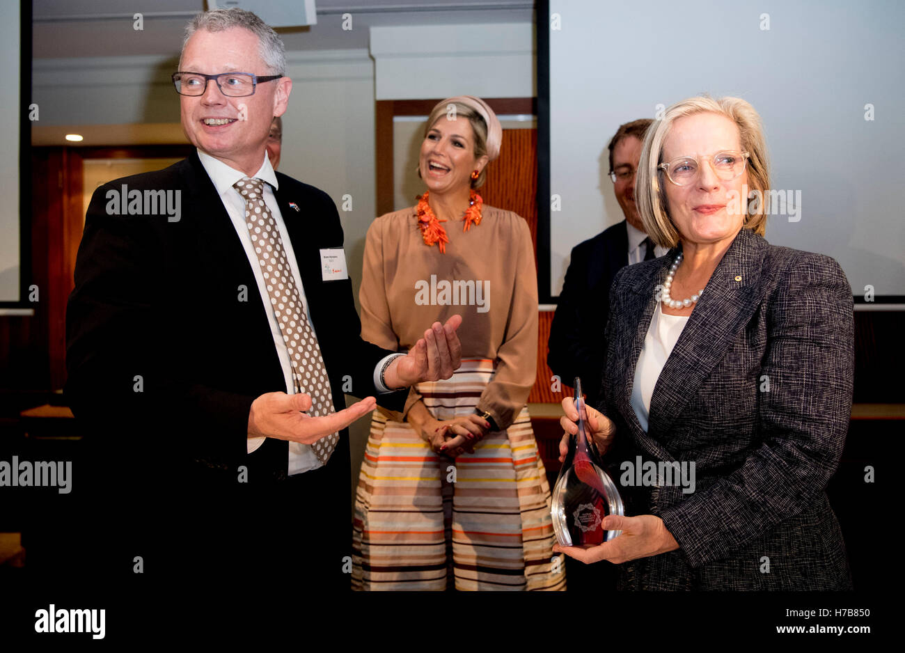 Sydney, Australia. 3rd Nov, 2016. Queen Maxima of the Netherlands attends the Smart Cities Summit hosted by director Budde at the Four Seasons Hotel in Sydney, Australia, 3 November 2016. The Queen also attend the MoU signing ceremony between Global Smart City and Community Coalition from The Netherlands, The Australian Smart Communities Association and four Australian cities (Sydney, Adelaide, Ipswich and Newcastle). The Dutch King and Queen are in Australia for an 5 day state visit. Photo: Patrick van Katwijk /POINT DE VUE OUT - NO WIRE SERVICE -/dpa/Alamy Live News Stock Photo