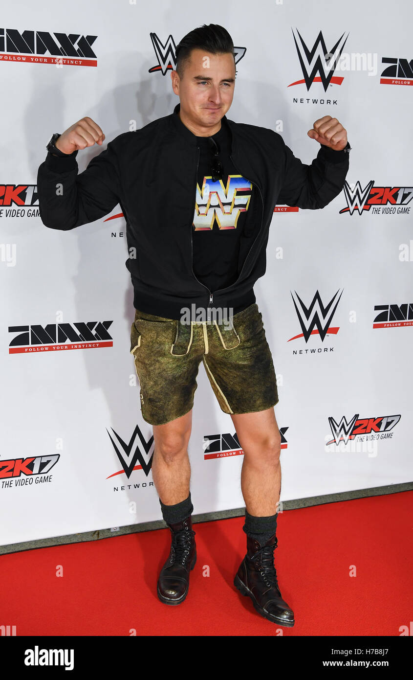 Wwe wrestling hi-res stock photography and images - Page 3 - Alamy