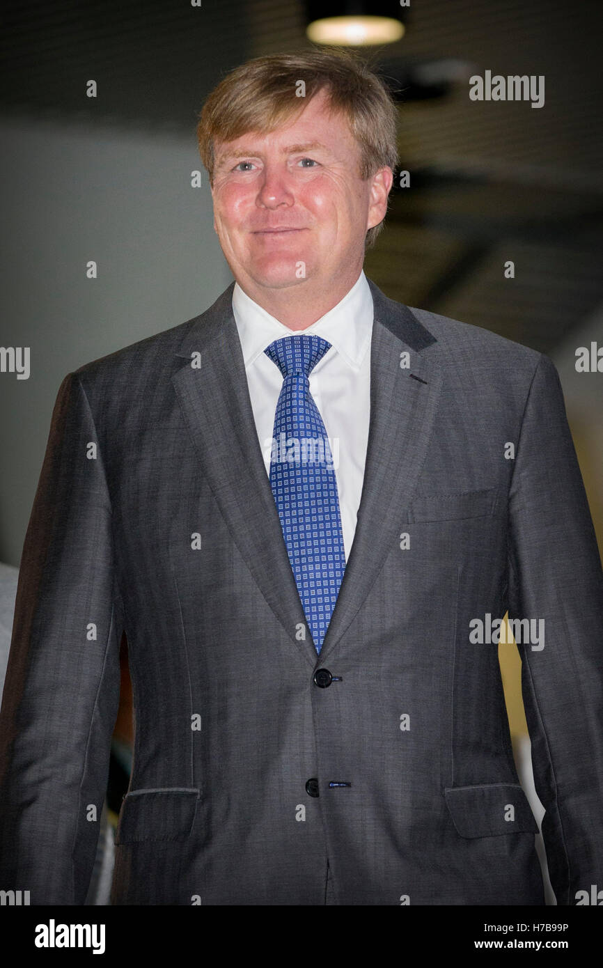 Brisbane, Australia. 4th November, 2016. King Willem-Alexander and Queen Maxima of The Netherlands visit the Queensland University of Technology for an water seminar at the Cube in Brisbane, Australia, 4 November 2016. Chancellor Fairfax of the University and Premier of Queensland Anastacia Palaszczuk welcome host the visit. During the visit the King and the Queen launch the Smart Urban Water Management Tool and meet students about Australia-Netherlands Water Challenge 2017. The Dutch King and Queen are in Australia for an 5 day state visit. Photo: Patrick van Katwijk - NO WIRE SERVICE - © dpa Stock Photo