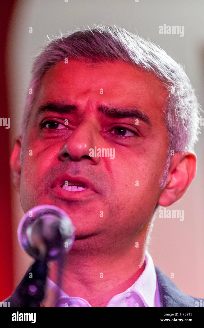 London, UK.  4 November 2016.  The Mayor of London, Sadiq Khan, announces that writer, DJ, performer and campaigner Amy Lamé has been appointed as London's first Night Czar.  The announcement was made at the 100 Club, an iconic music venue in Soho.  The role will champion London's nightlife both in the UK and internationally and to create a vision for London as 24-hour city.  Credit:  Stephen Chung / Alamy Live News Stock Photo