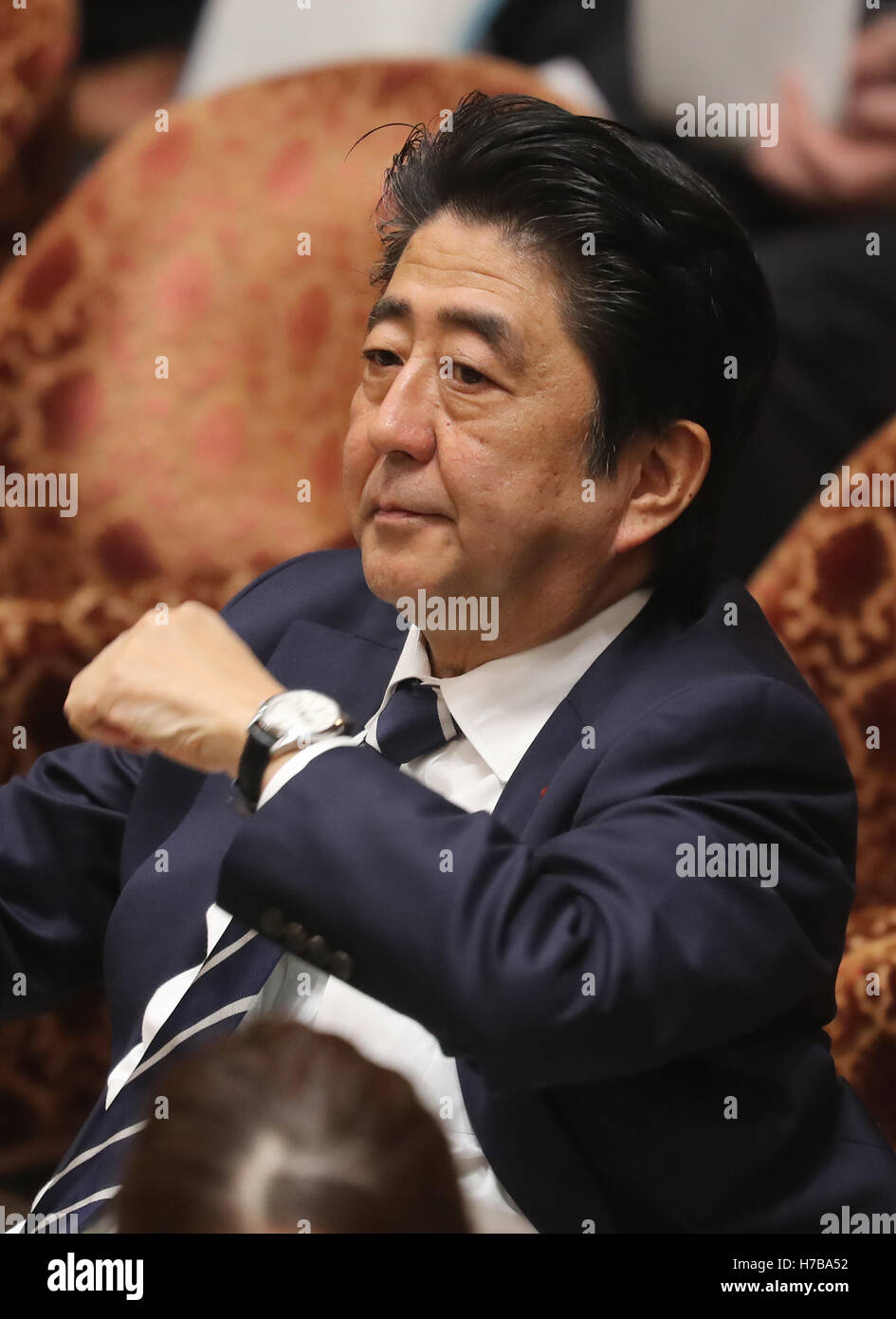 Tokyo, Japan. 4th Nov, 2016. Japanese Prime Minister SHinzo Abe attends Lower House's ad hoc committee session of the Tarns Pacific Partnership (TPP) trade pact at the National Diet in Tokyo on Friday, November 4, 2016. Opposition parties called for Yamamoto's resignation over his gaffe, while ruling parties passed the bill of the TPP at the committee session. Credit:  Yoshio Tsunoda/AFLO/Alamy Live News Stock Photo