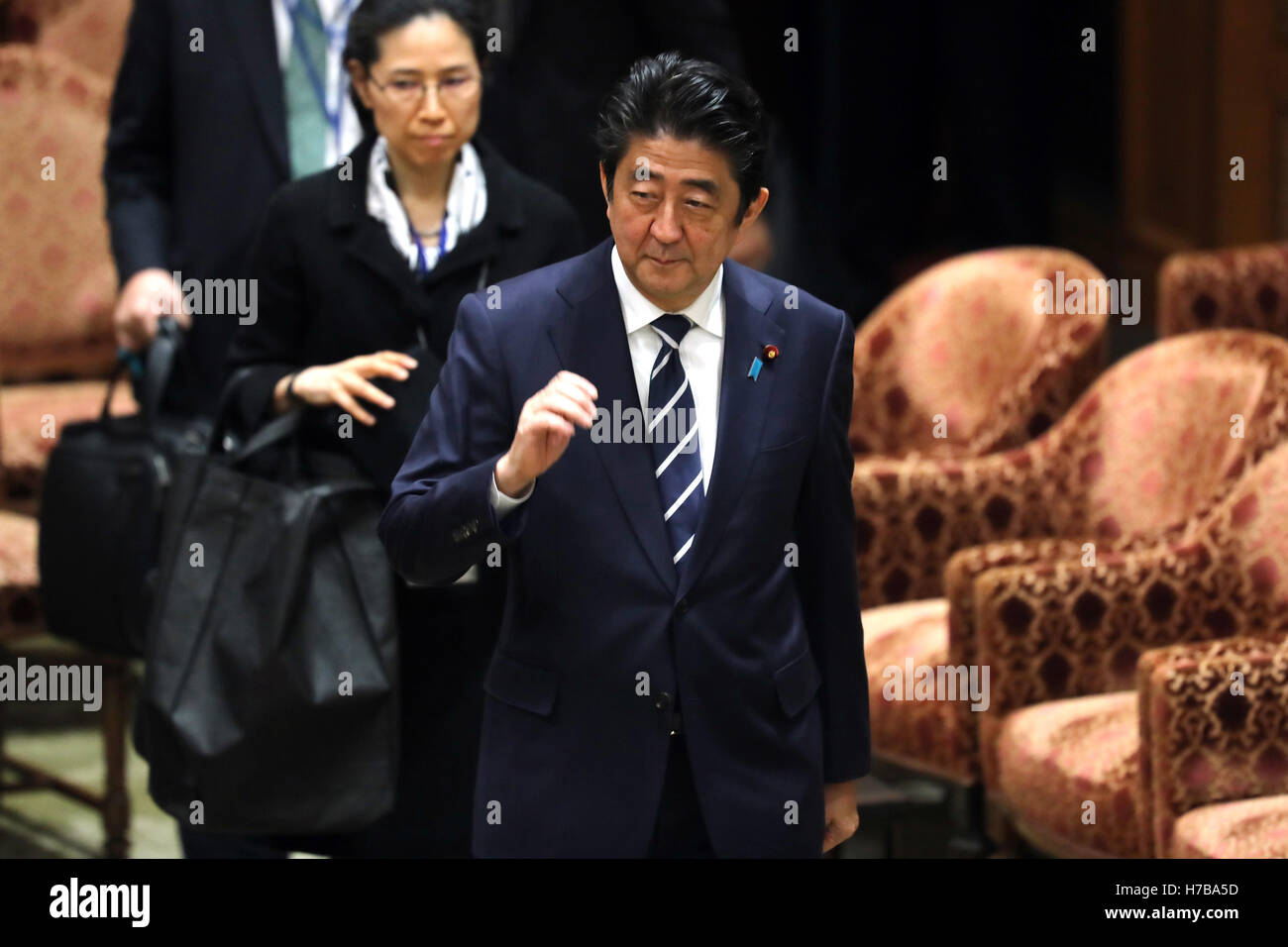 Tokyo, Japan. 4th Nov, 2016. Japanese Primee Minister Shinzo Abe arrives at Lower House's ad hoc committee session of the Tarns Pacific Partnership (TPP) trade pact at the National Diet in Tokyo on Friday, November 4, 2016. Opposition parties called for Yamamoto's resignation over his gaffe, while ruling parties passed the bill of the TPP at the committee session. Credit:  Yoshio Tsunoda/AFLO/Alamy Live News Stock Photo