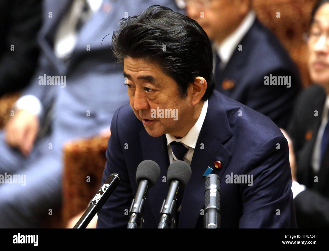 Tokyo, Japan. 4th Nov, 2016. Japanese Prime Minister Shinzo Abe speaks at Lower House's ad hoc committee session of the Tarns Pacific Partnership (TPP) trade pact at the National Diet in Tokyo on Friday, November 4, 2016. Opposition parties called for Yamamoto's resignation over his gaffe, while ruling parties passed the bill of the TPP at the committee session. Credit:  Yoshio Tsunoda/AFLO/Alamy Live News Stock Photo