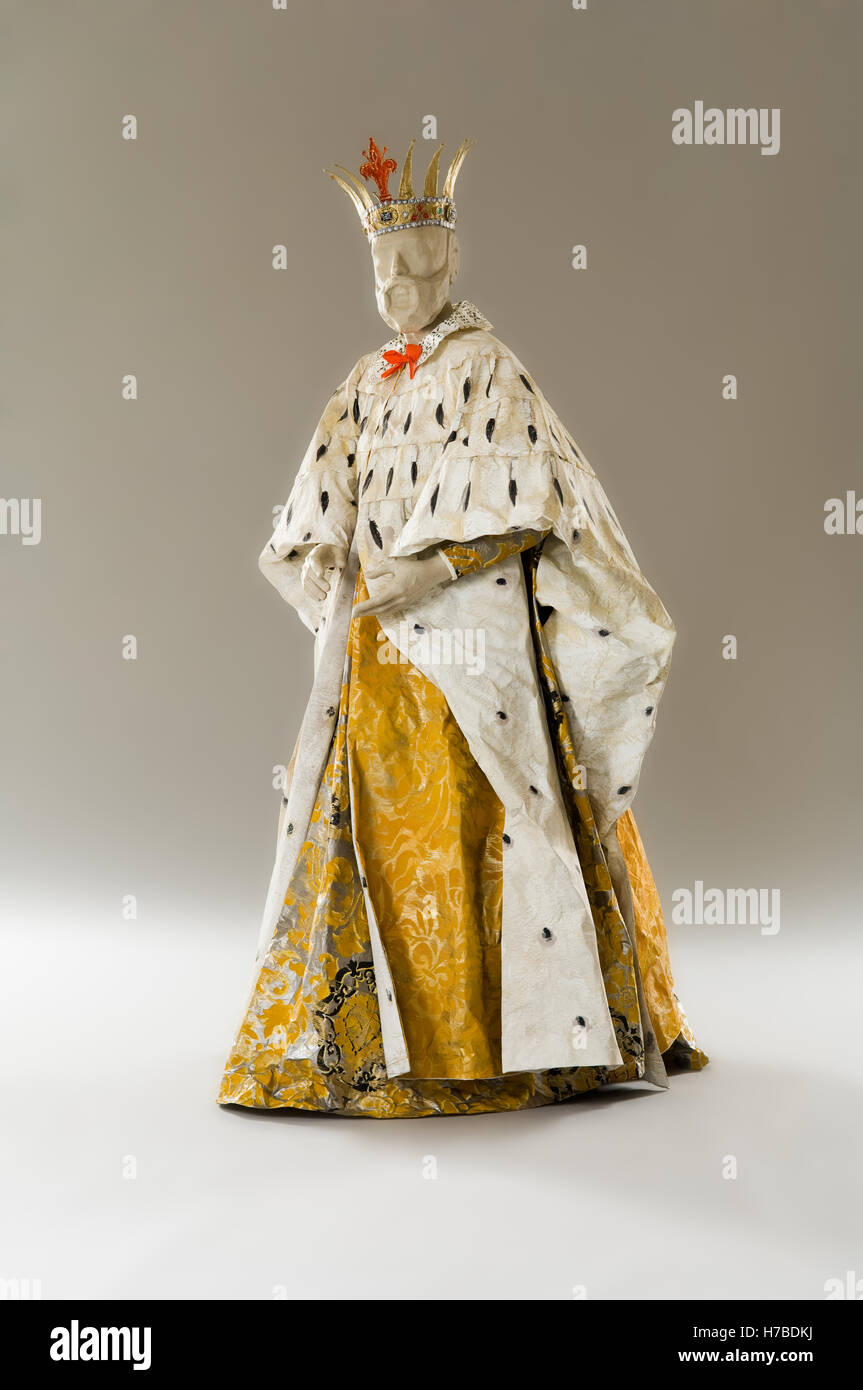 King mannequin in paper dress costume historical replica paper dress by Isabelle de Borchgrave Stock Photo