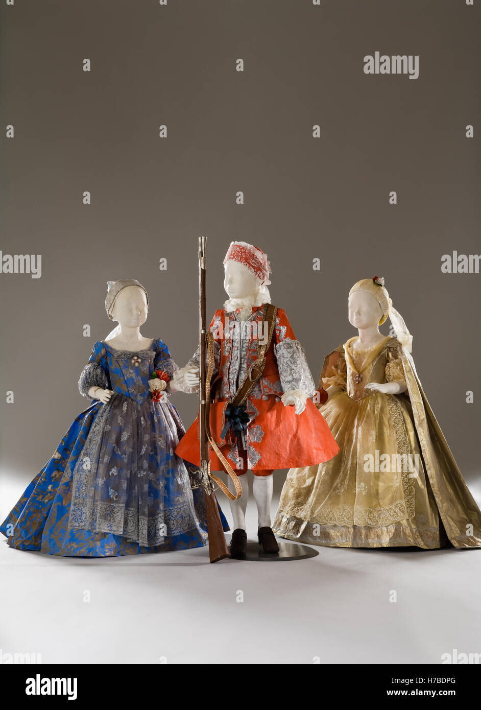 Three child mannequins in paper dress costumes historical replica paper dress by Isabelle de Borchgrave Stock Photo