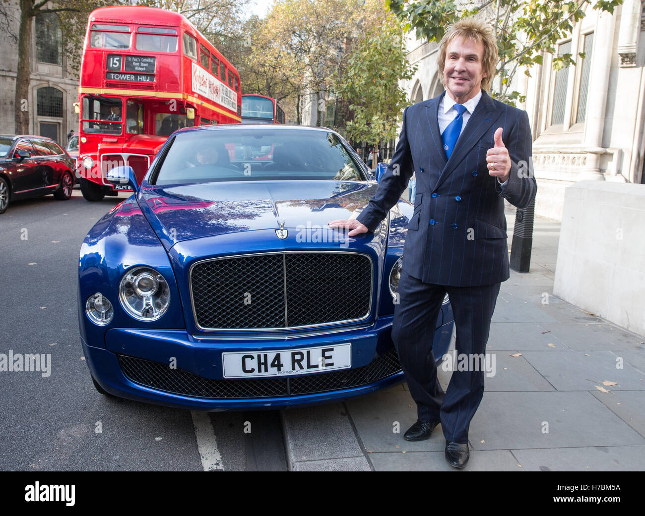 Managing Director of Pimlico Plumbers,Charlie Mullins,gives the thumbs up after the judges gave their verdict on the Brexit case Stock Photo