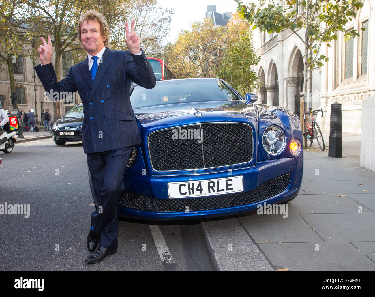 Managing Director of Pimlico Plumbers,Charlie Mullins,gives a victory sign after  judges gave their verdict on the Brexit case Stock Photo