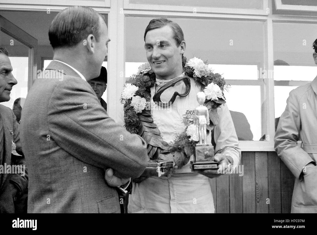 FRED TAYLOR 1962 GUARDS TROPHY Mike PARKES WITH GUARDS TROPHY LAURELS PODIUM Stock Photo
