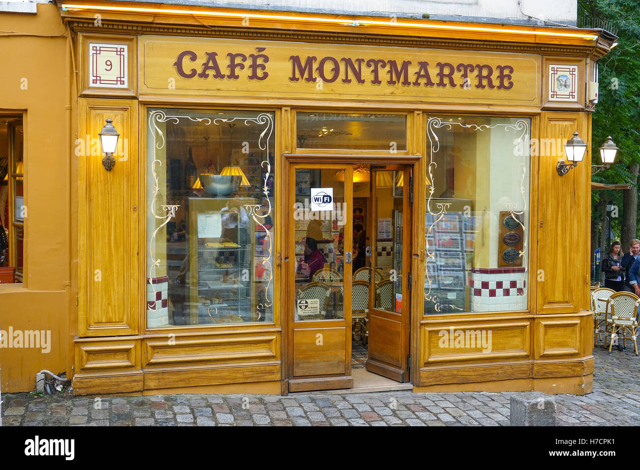 Typical Paris style street cafe - Cafe Montmartre Stock Photo - Alamy