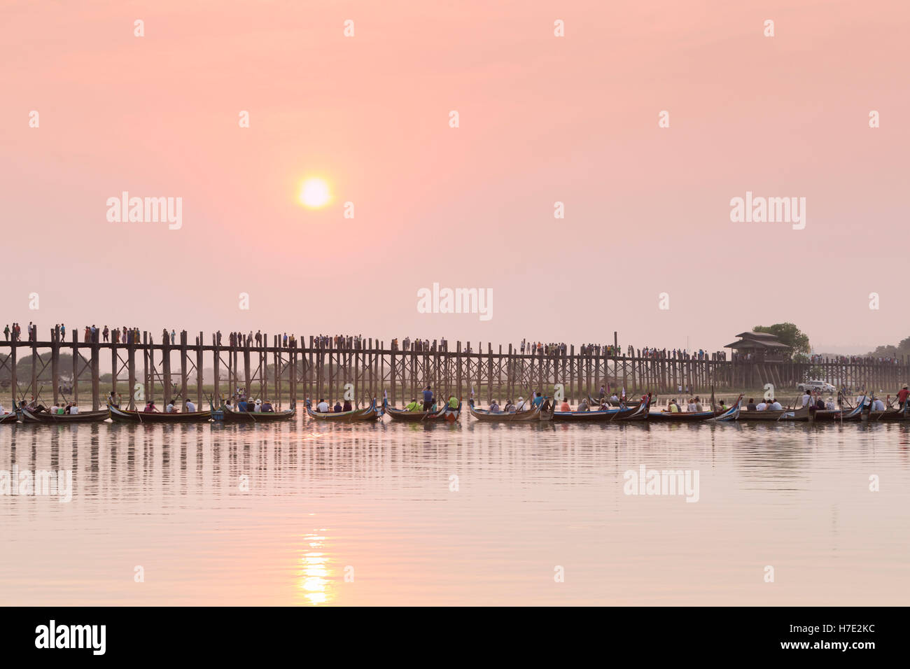 U bein bridge teak footbridge hi-res stock photography and images - Alamy