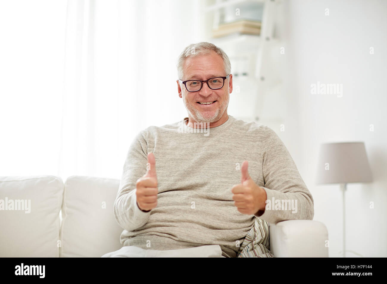 Thumbs up senior old man hi-res stock photography and images - Alamy