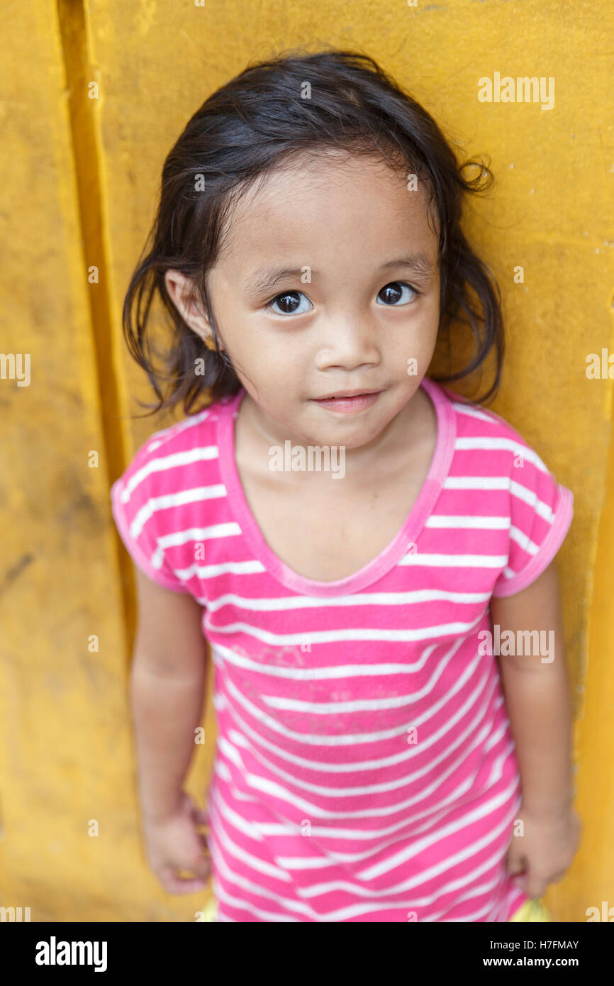 MANILA,PHILIPPINES-OCTOBER 24,2016: Little girl plays in the streets of manila on October 24, Manila,Philippines. Stock Photo