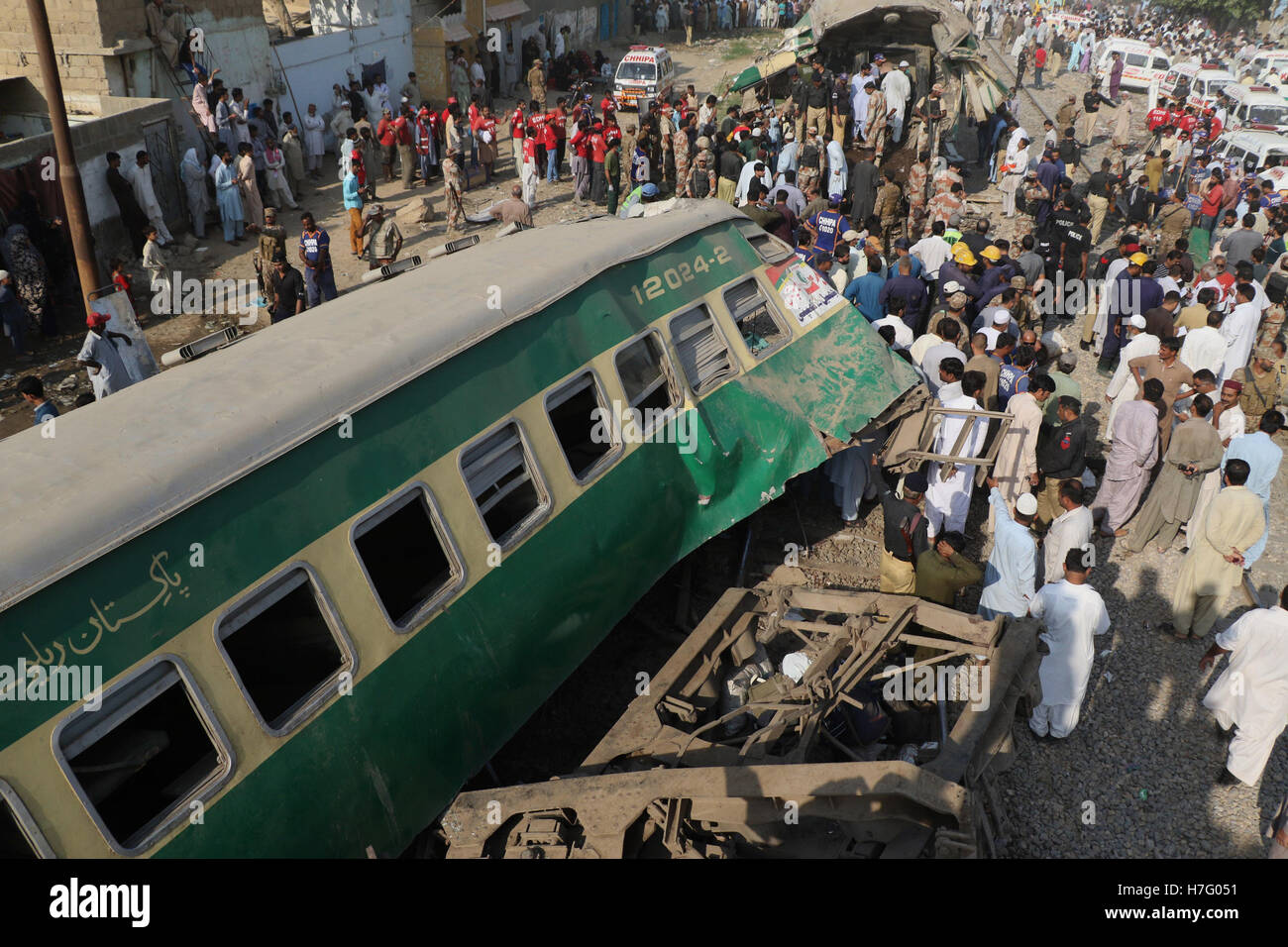 Karachi, Pakistan. 3rd Nov, 2016. A view of a site of the train