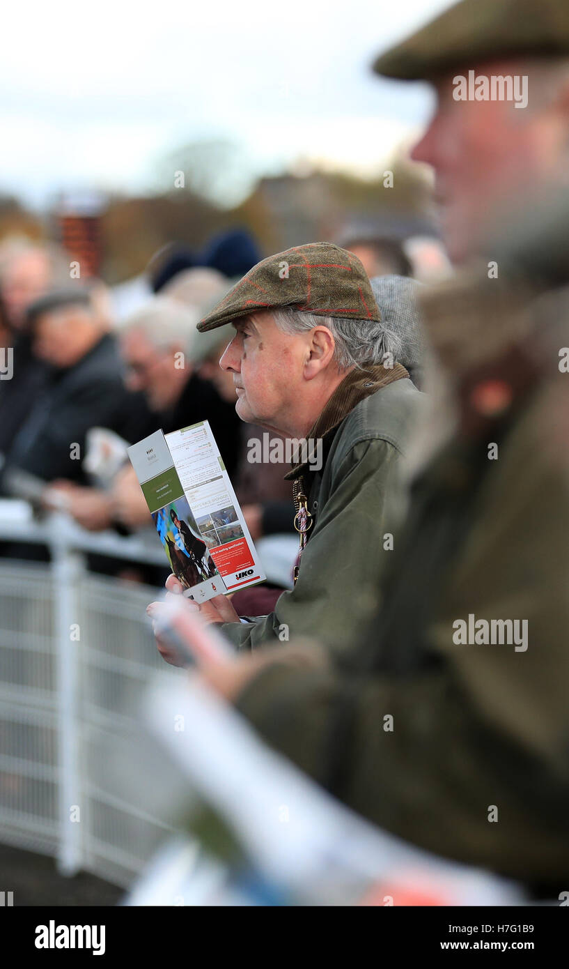 Racegoers watch horses in the parade ring at Warwick Racecourse, Warwick. PRESS ASSOCIATION Photo. Picture date: Friday November 4, 2016. Photo credit should read: Tim Goode/PA Wire. Stock Photo