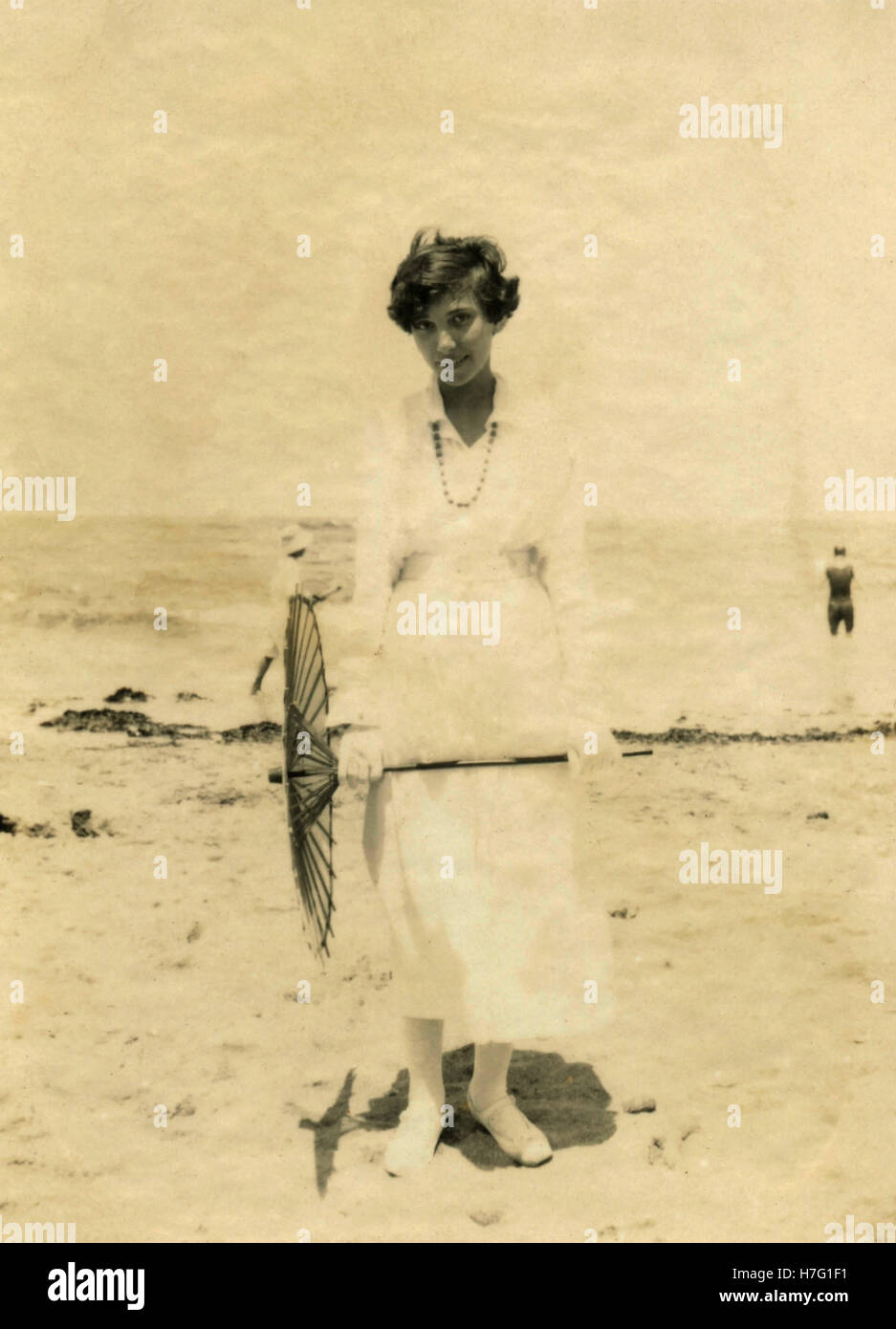 1930s woman on beach hi-res stock photography and images - Alamy