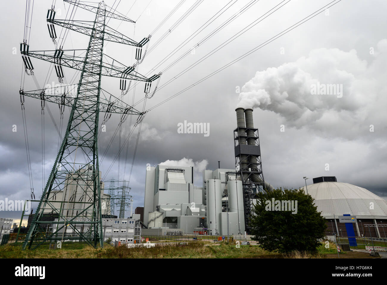 GERMANY Hamburg Moorburg, Vattenfall coal power station, burn ing of imported hard coal, CO2 carbon dioxide emissions from chimney and high voltage electricity transmission lattice steel tower Stock Photo