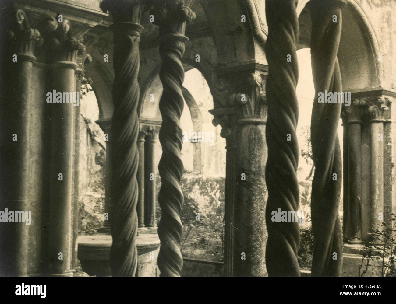 The courtyard of Fossanova Abbey, Italy Stock Photo - Alamy
