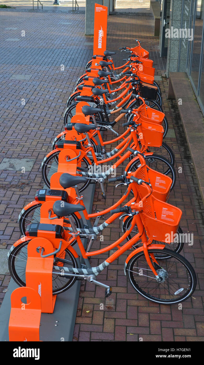 Portland Biketown orange bikes parked at the Portland State University campus. BIKETOWN is Portland's bike share program – it ll Stock Photo