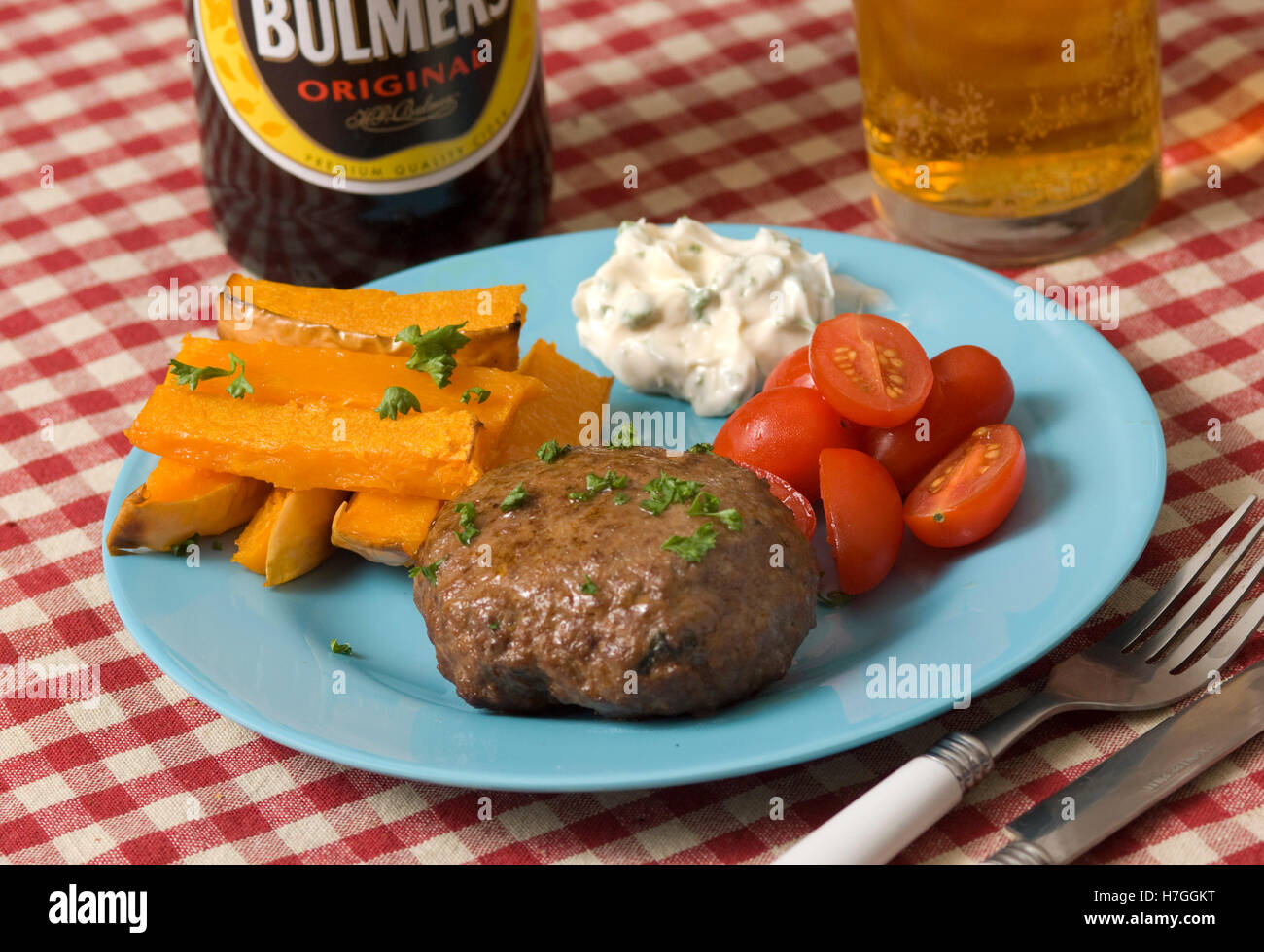 Aberdeen Angus beef burger with potato chips, tomatoes and coleslaw on