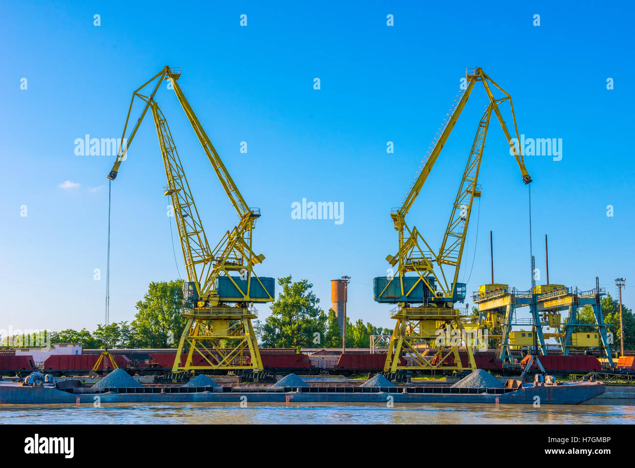 Cranes on a quay hi-res stock photography and images - Alamy