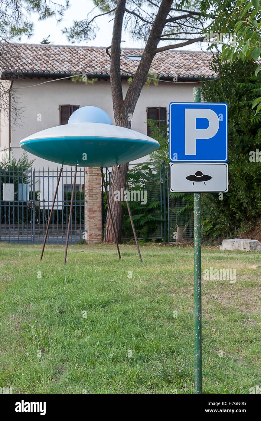 una installazione di arte moderna, in Macerata, Italia Stock Photo