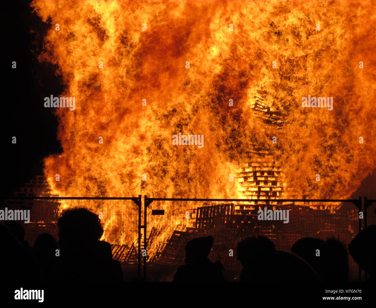 Bonfire Night, Roundhay Park, Leeds November 2016. The crowds outline against the flames Stock Photo