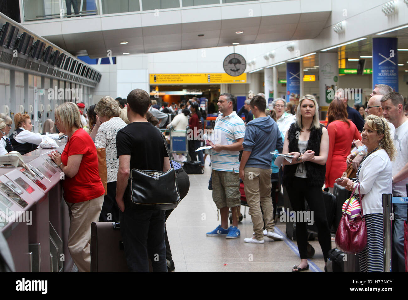 passengers queuing at Glasgow Airport Stock Photo