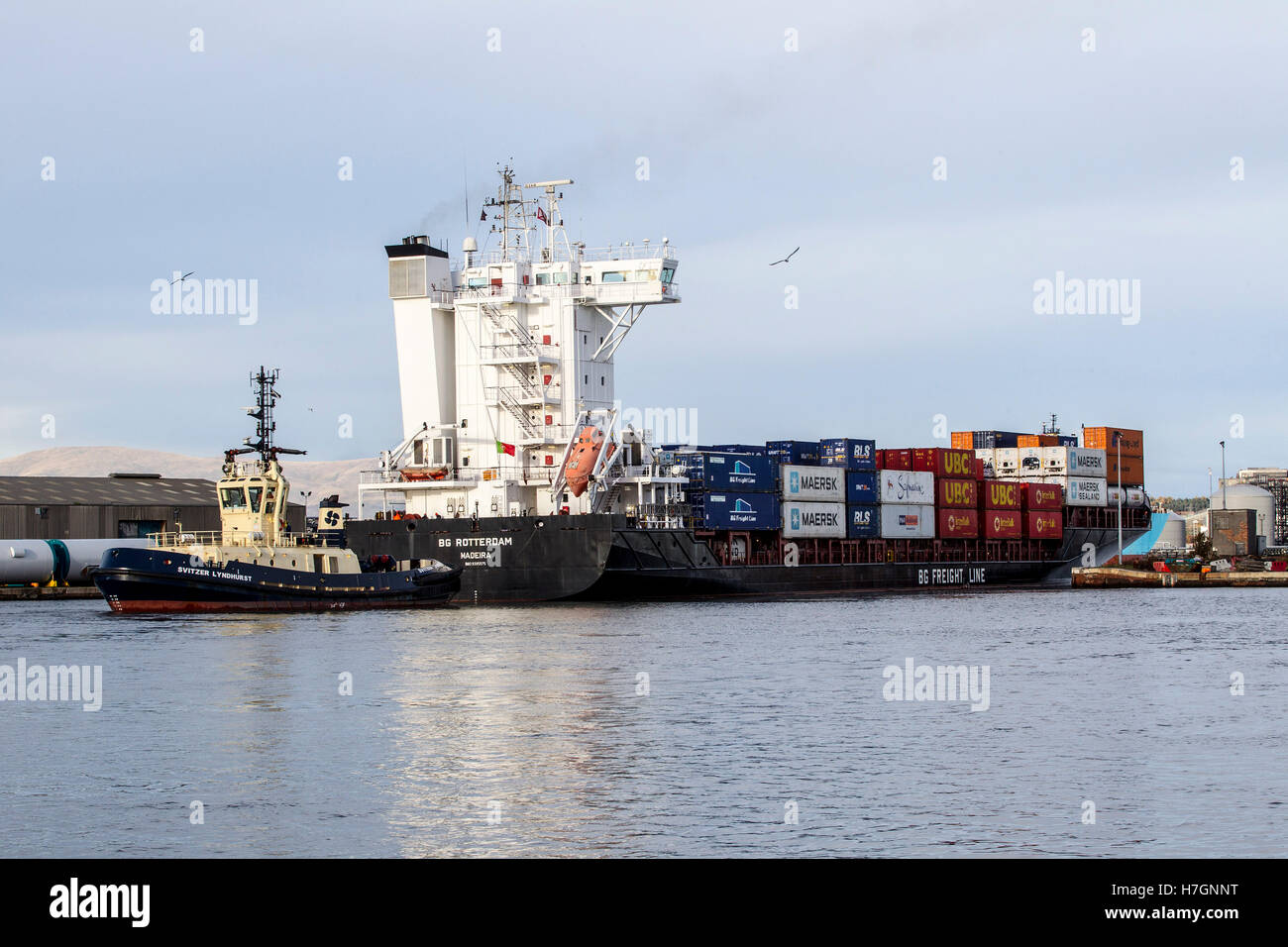 Container vessel unload hi-res stock photography and images - Alamy